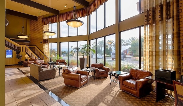 Relax and Recharge! Outdoor Pool, Pets Allowed Close to Sundial Bridge!