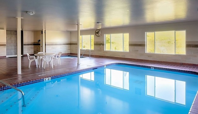 Remote Work Haven! King Unit, WiFi, Spacious Desk, Indoor Swimming Pool