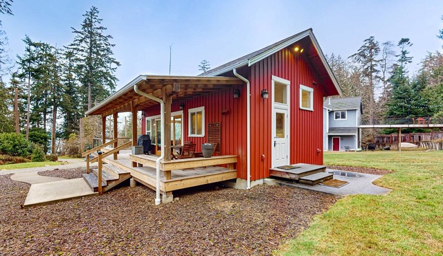 Restorative tiny home with amazing outdoor space, central location, and free Wif