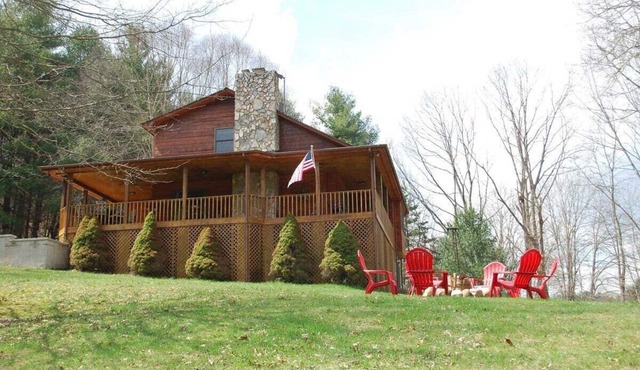 River Rock Ridge - Upscale Cabin, Riverfront, Firepit, Covered Porch,WIFI, Small Dog Friendly