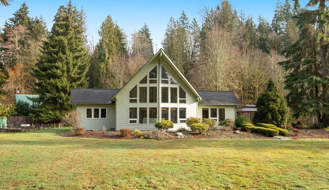 Riverfront dog-friendly oasis with hot tub, firepit & W/D - close to trails