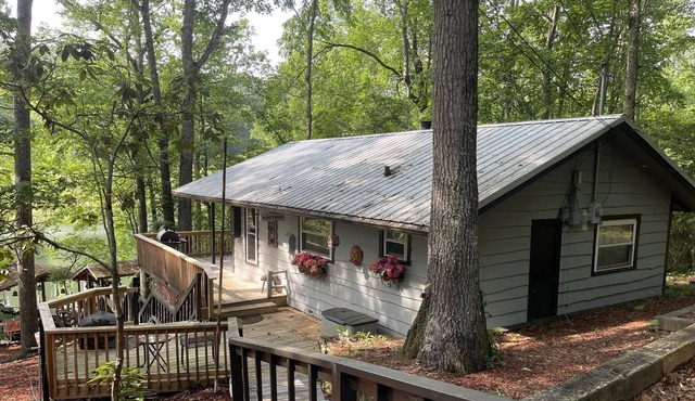 Romantic Mountain Cottage on a Lake! Come relax and let your cares drift away.