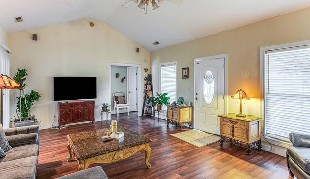 Screened Porch + Pool Access: Longs Golf Getaway