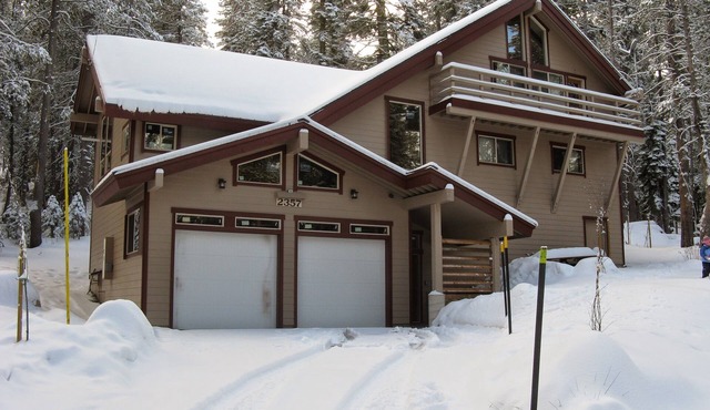 Serene Lakes Home with hot tub, pool table, ping pong and arcade table.