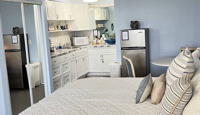 ~ Shore ~ Thing ~ Studio Condo near The Beach ~
