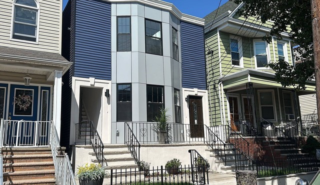 Sleep 12 Charming and Cozy 6-bedroom 4-Bathroom House 2 Minutes Staten Island