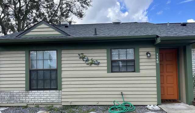 Snowbird special - Quiet and quaint villa 4 miles from the beach.