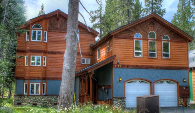 'Snowflake Chalet' Bright, beautiful, spacious mountain retreat in Serene Lakes
