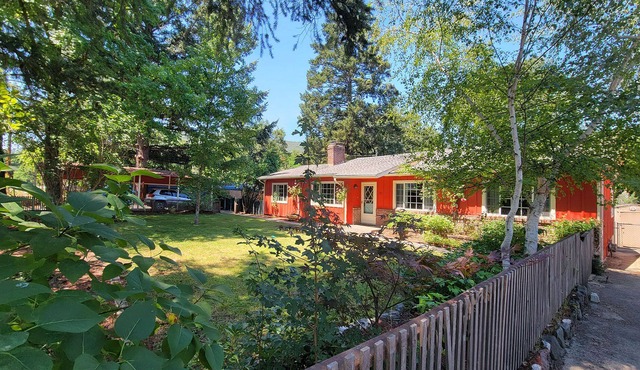 Spacious 2 home property on the rogue river! Sleeps 14 w/Swim Spa