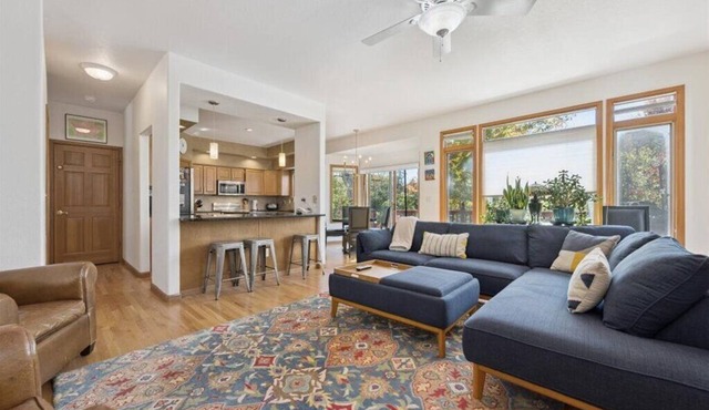 Spacious 4-bedroom house with large yard, BBQ in Quiet Neighborhood