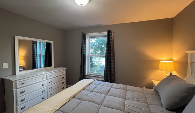 Spacious 5-bedroom house with Pier, AC and WiFi in delightful Edgewater