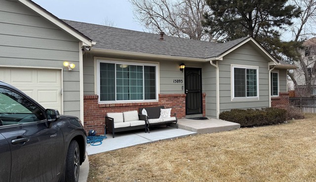 Spacious 5- bedroom house in peaceful Aurora with WiFi and AC