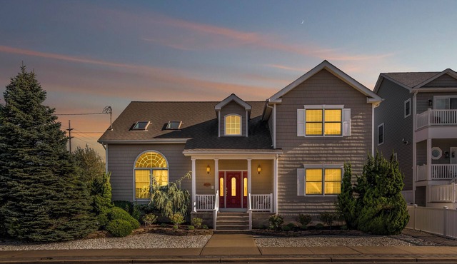Spacious 6-bedroom house in Normandy Beach - perfect for the whole fam!