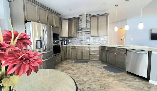 Spacious 7 Bedroom Home Near Shops/Dining/Scenic Trail; Easy Access to Downtown!