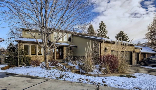 Spacious Colorado-Themed Garden-Level Suite with Fireplace near Eagle Trace Golf Course in Broomfield, CO