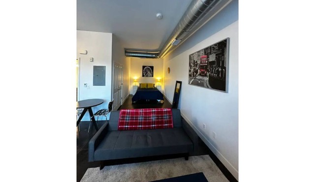 Spacious Loft Style Studio - Historic Oldtown!