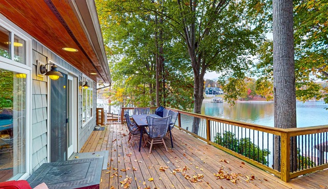 Spacious pet friendly Cottage with balcony, dock, and hot tub