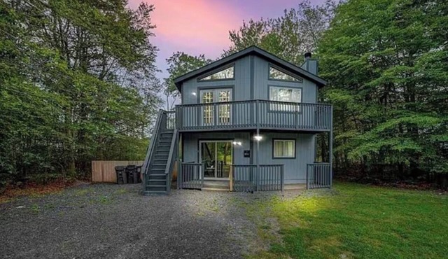 Spacious Poconos Cozy Chalet w Hot Tub & Game Room