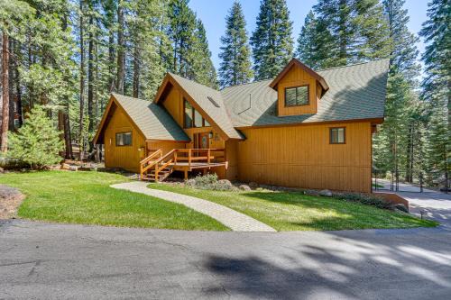 Spacious Retreat w/Backyard: 1 Mi to Lake Almanor
