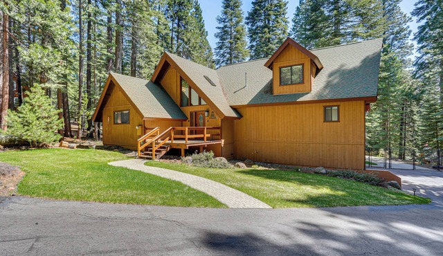 Spacious Retreat w/Backyard: 1 Mi to Lake Almanor
