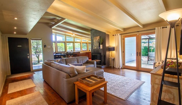 Sparkling Clean Mid Century Modern Home in Ferry Street Bridge Area