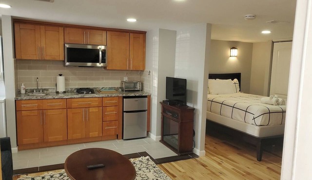 Starlite Studio- Quaint Space, Easy Walk to Trop!