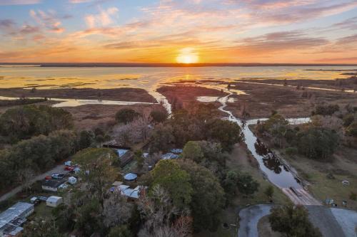 Steps to Orange Lake: Pet-Friendly Getaway!