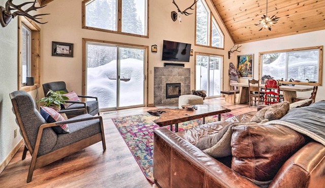 Stylish Cabin in Truckee - Swim, Ski, Hike!