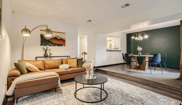 Stylish Townhouse Retreat - 15 min to DT