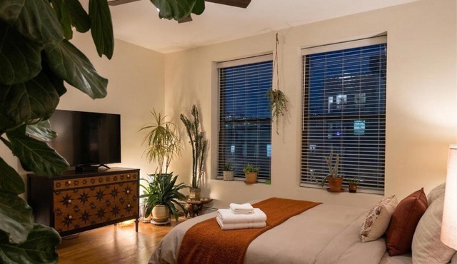 Sunlit Luxury 2BR Harlem Brownstone Retreat - Near Express Trains