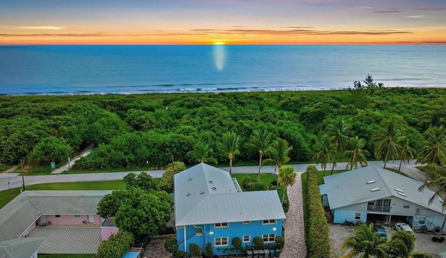 Sunrise Views & Beach Access - BBQ + Free Parking