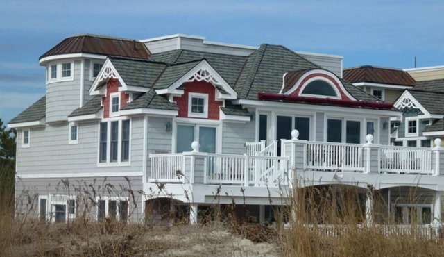 Surf City Ocean Front Contemporary. Relax and enjoy beautiful ocean views from roof top deck wit hot tub and wet bar 136694