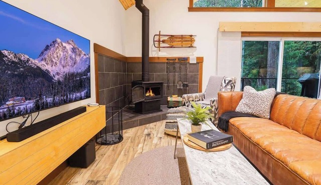 Swiss Marmot with Cedar Sauna, Hot Tub, EV Charger