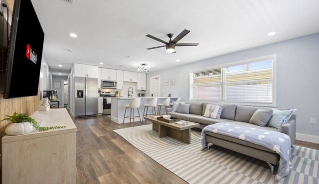 The Shark Tank: Coastal Modern, Walk to Beach, Shops & Downtown Cocoa Beach