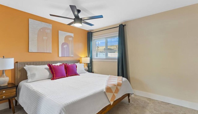 The Shark Tank: TownCenter, Walk to Ocean, Bars, Shops & Downtown Cocoa Beach