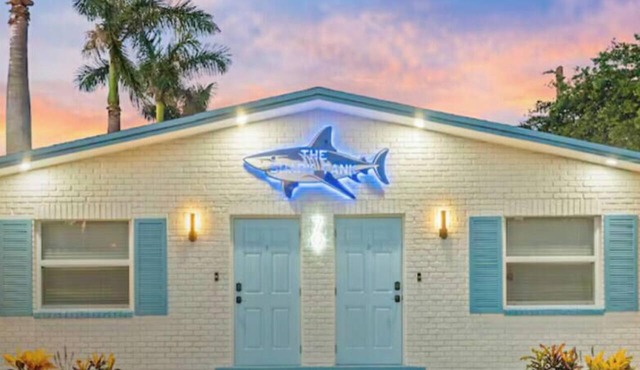 The Shark Tank: TownCenter, Walk to Beach, Bars, Shops & Downtown Cocoa Beach