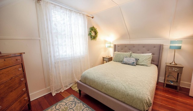 The White House, a charming 2-bedroom cottage in Downtown Gainesville