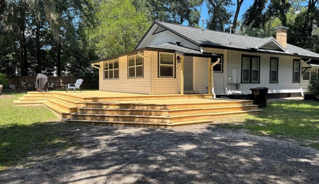 The White House - Remodeled quaint home with spacious yard - 2.5 miles from UF
