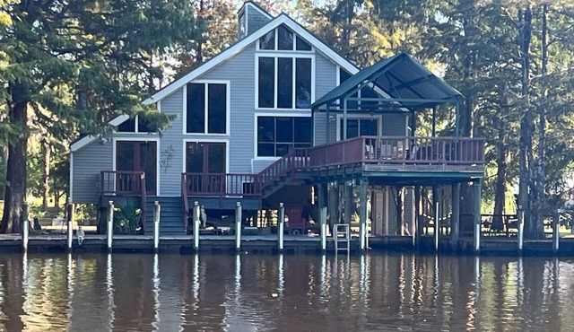 Tickfaw River House - sleeps 8- has 5 beds