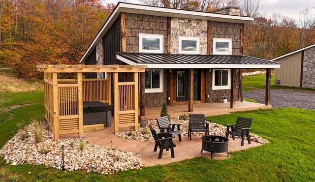 Two-Bed, Modern Luxury w Hot Tub