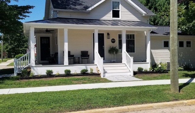 Two Blocks from the beach & Kids Corner close to Riverwalk and Downtown