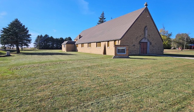 unique 3BR lodge w/basic amenities & two RV's on 1.58 acres in beautiful Oldham