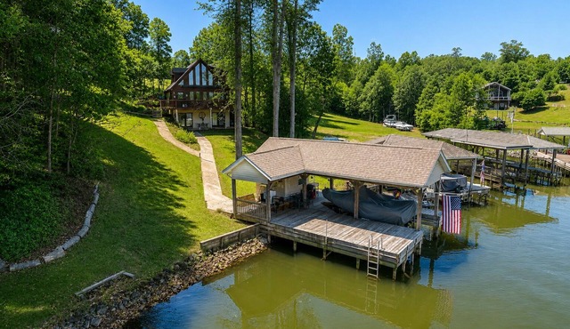 Updated Lakefront Retreat, Fiber WiFi, Fire Pit, 15 Min to VIR