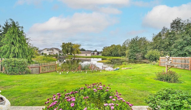 Upscale Home w/Indoor Sauna on Sunset Pond!