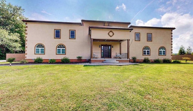 Upscale paradise w/pool, game room, poolside kitchen, fire pit, A/C & free WiFi