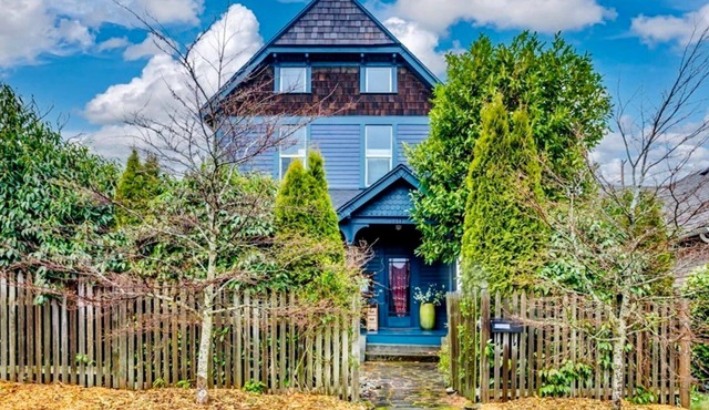 Victorian on Garden Best Location in Town