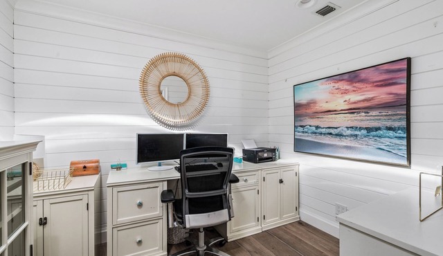 Walk to beach from new pet-friendly 4br bungalow with pool & fenced yard