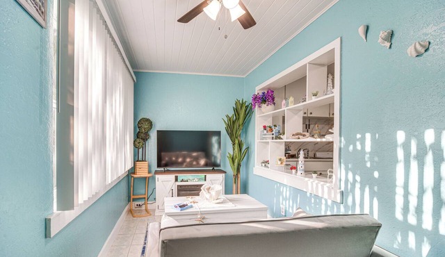 Walk to Dining & Sand! St Pete Beach Apartment