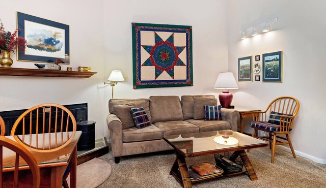 Walk to Market/Private community outdoor pool!
