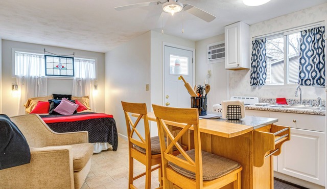 Walkable Delphi Studio on Main Street w/Parking